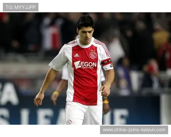 阿贾克斯加练半空间渗透，前场配合愈加成熟